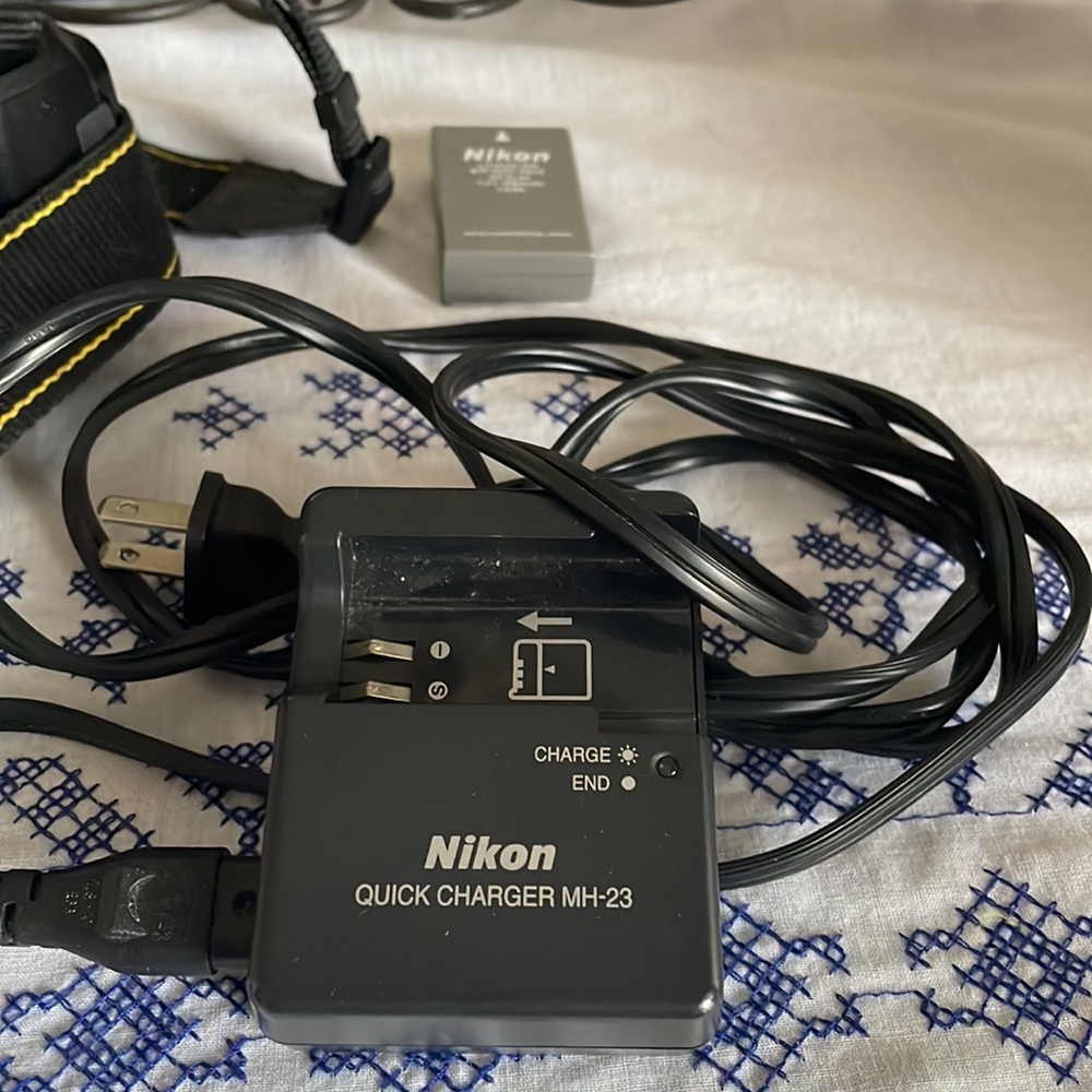 *SOLD* Nikon D3000 camera - Picture 2 of 6